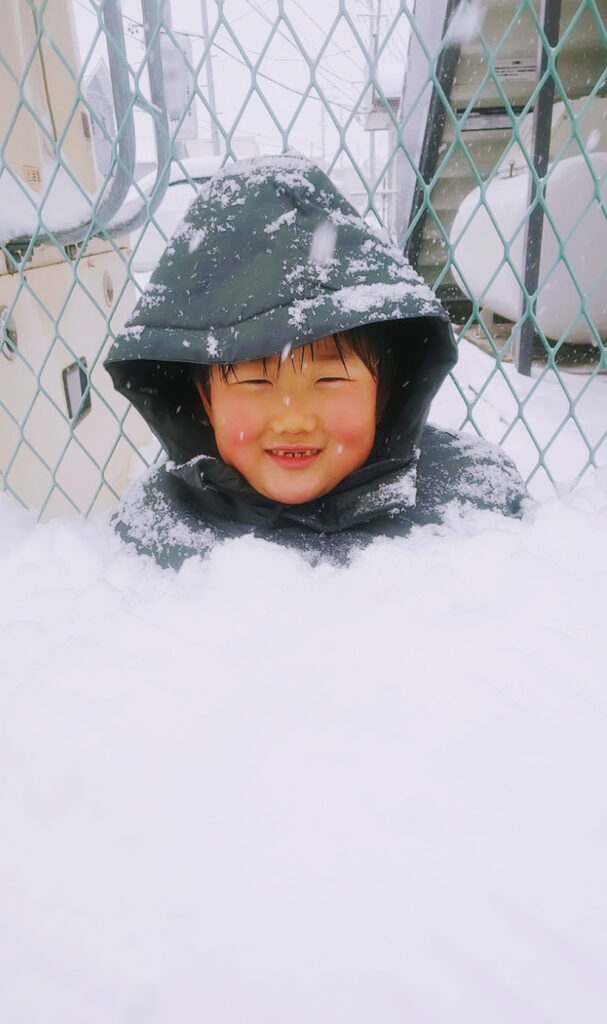 雪に埋もれた子ども