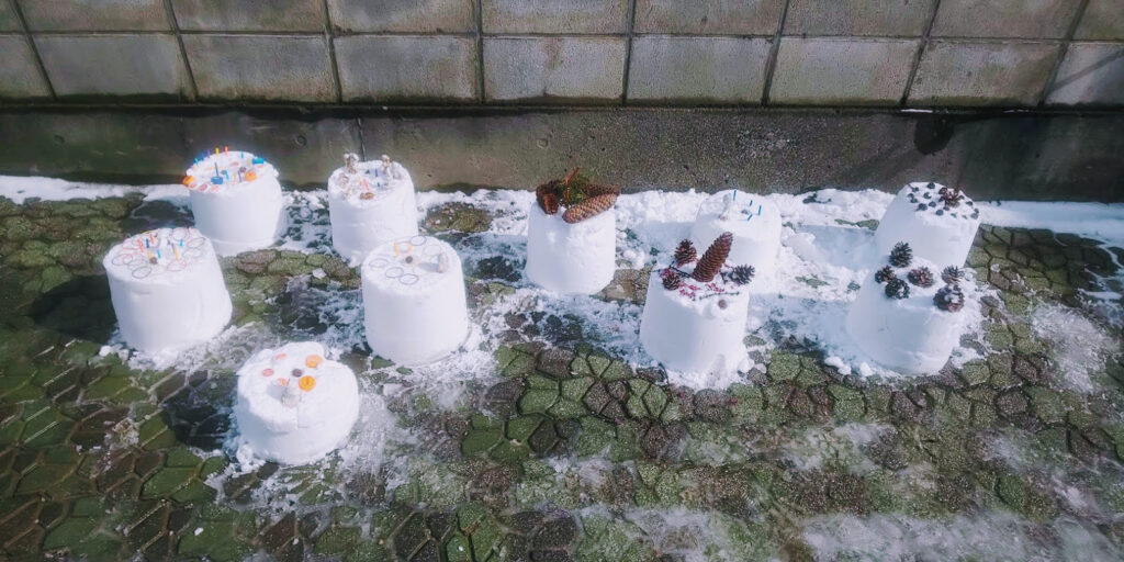 雪で作ったケーキ